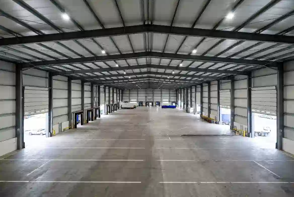 Cross-dock layout warehouse with dock-level bays on both elevations near the M25 in Dartford, Kent